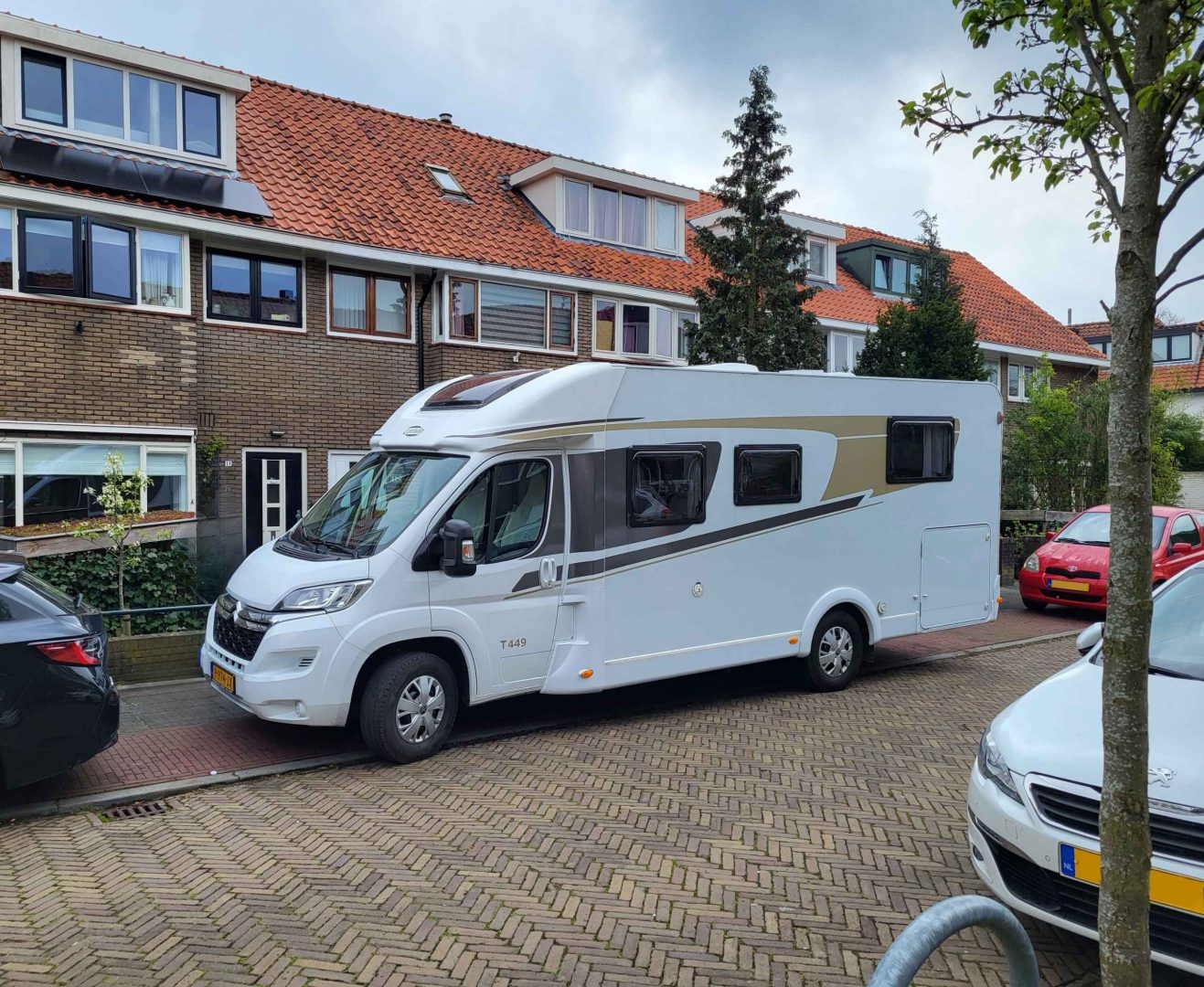 camper geparkeerd zonder stoelen of luifel op parkeerplaats