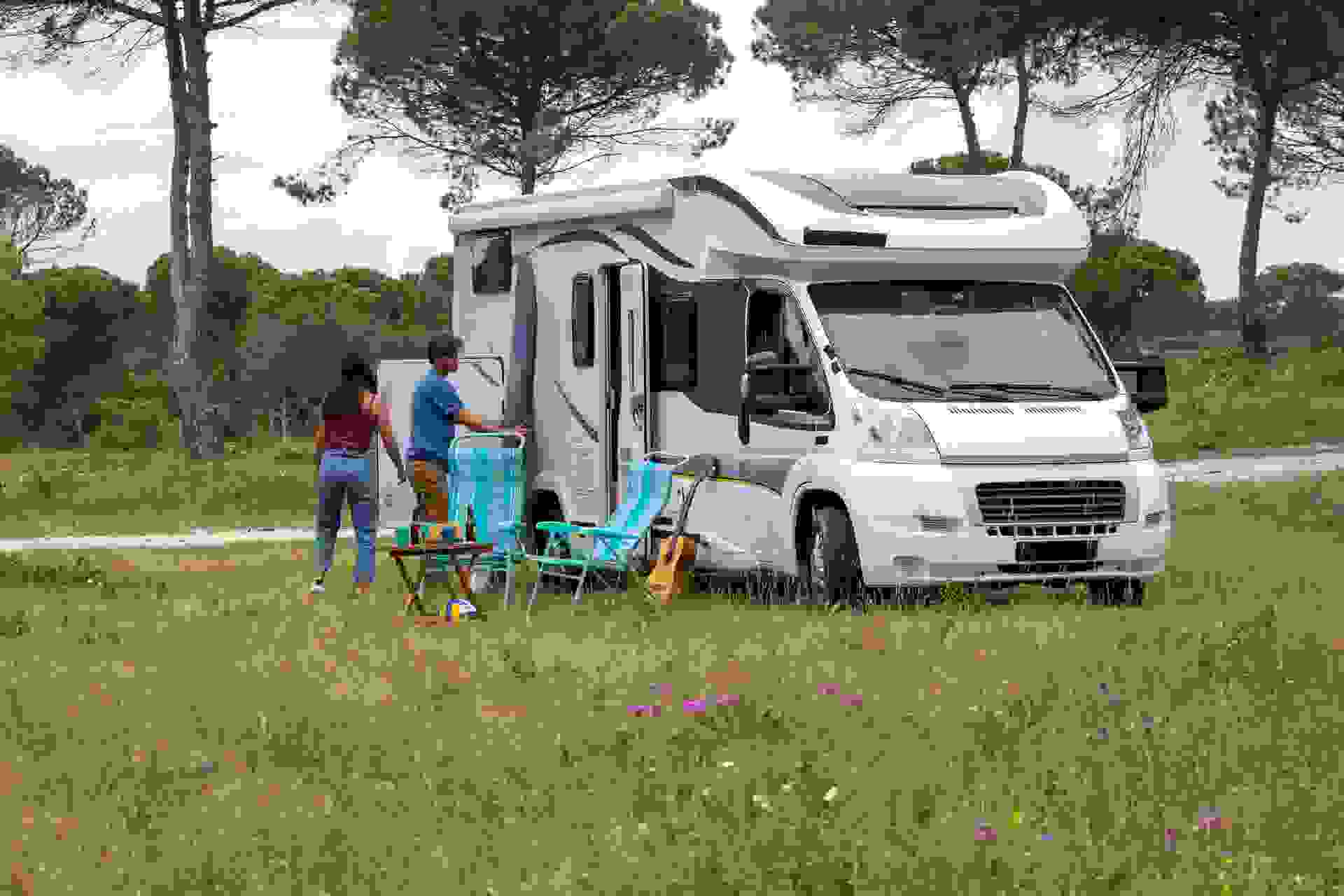 camper met stoelen tafel en luifel uitgezet wat wordt gezien als kamperen