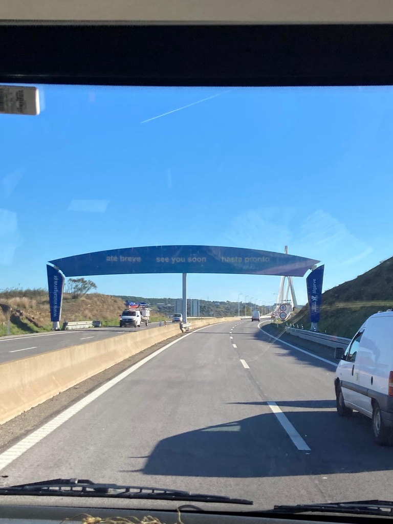 rijden met camper op snelweg tijdens reis door europa